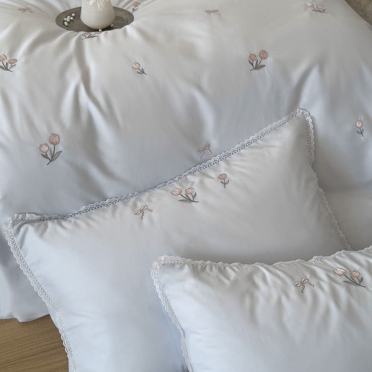 91家纺网 家纺一手货源 找家纺 艾唯希家纺 2026新款全棉纯棉满绣小花边工艺四件套刺绣-郁金小花系列 郁金小花-蓝