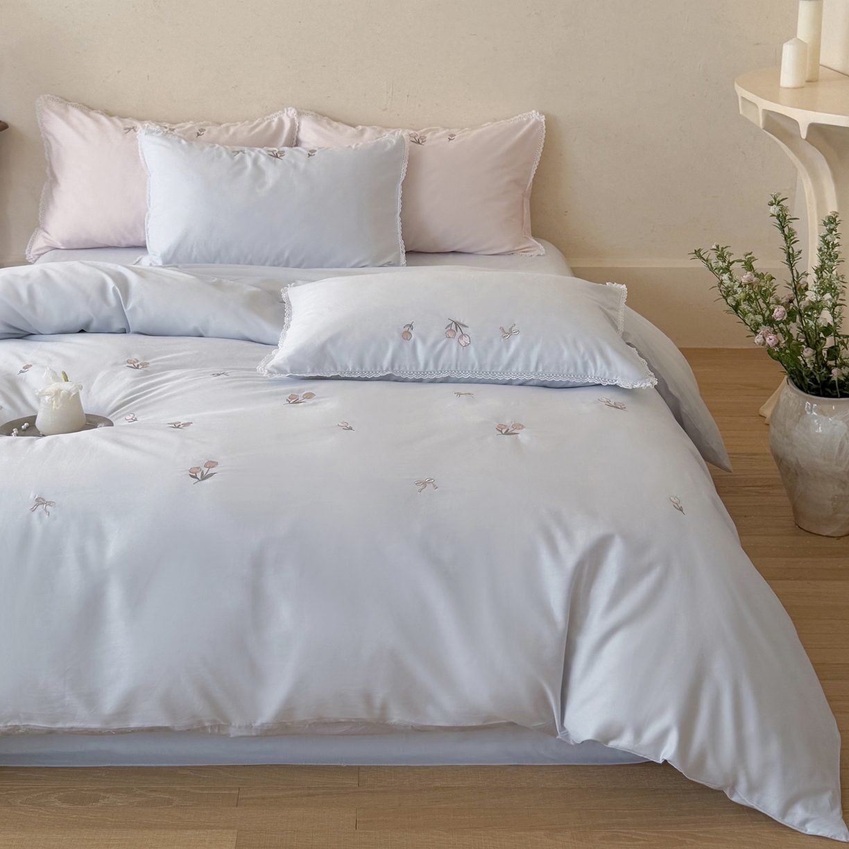 91家纺网 家纺一手货源 找家纺 艾唯希家纺 2026新款全棉纯棉满绣小花边工艺四件套刺绣-郁金小花系列 郁金小花-蓝