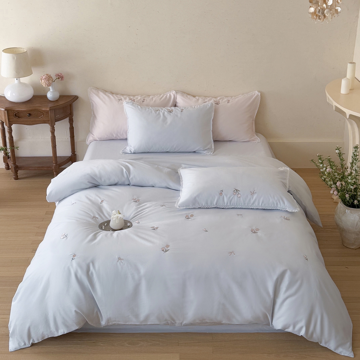 91家纺网 家纺一手货源 找家纺 艾唯希家纺 2026新款全棉纯棉满绣小花边工艺四件套刺绣-郁金小花系列 郁金小花-蓝