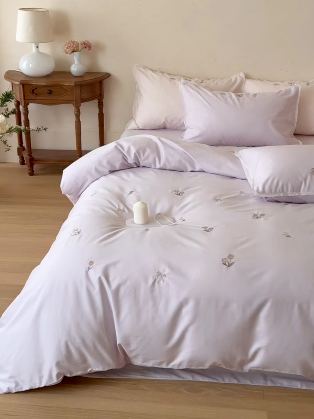 91家纺网 家纺一手货源 找家纺 艾唯希家纺 2026新款全棉纯棉满绣小花边工艺四件套刺绣-郁金小花系列 郁金小花-紫