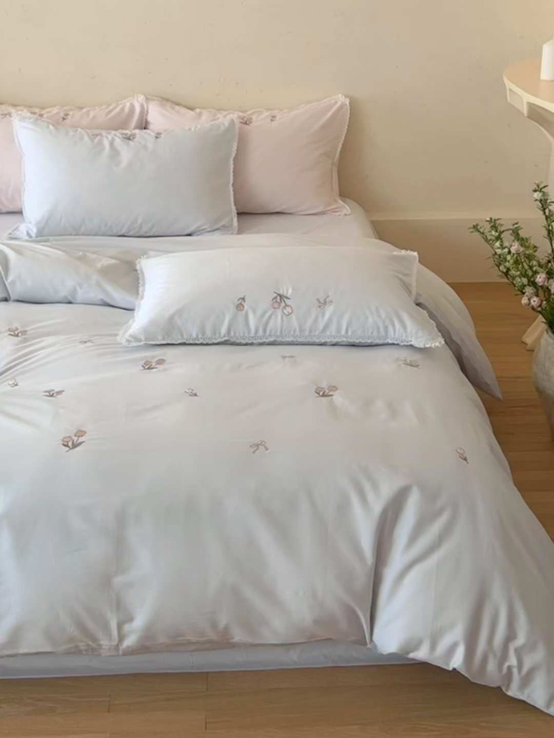 91家纺网 家纺一手货源 找家纺 艾唯希家纺 2026新款全棉纯棉满绣小花边工艺四件套刺绣-郁金小花系列 郁金小花-蓝