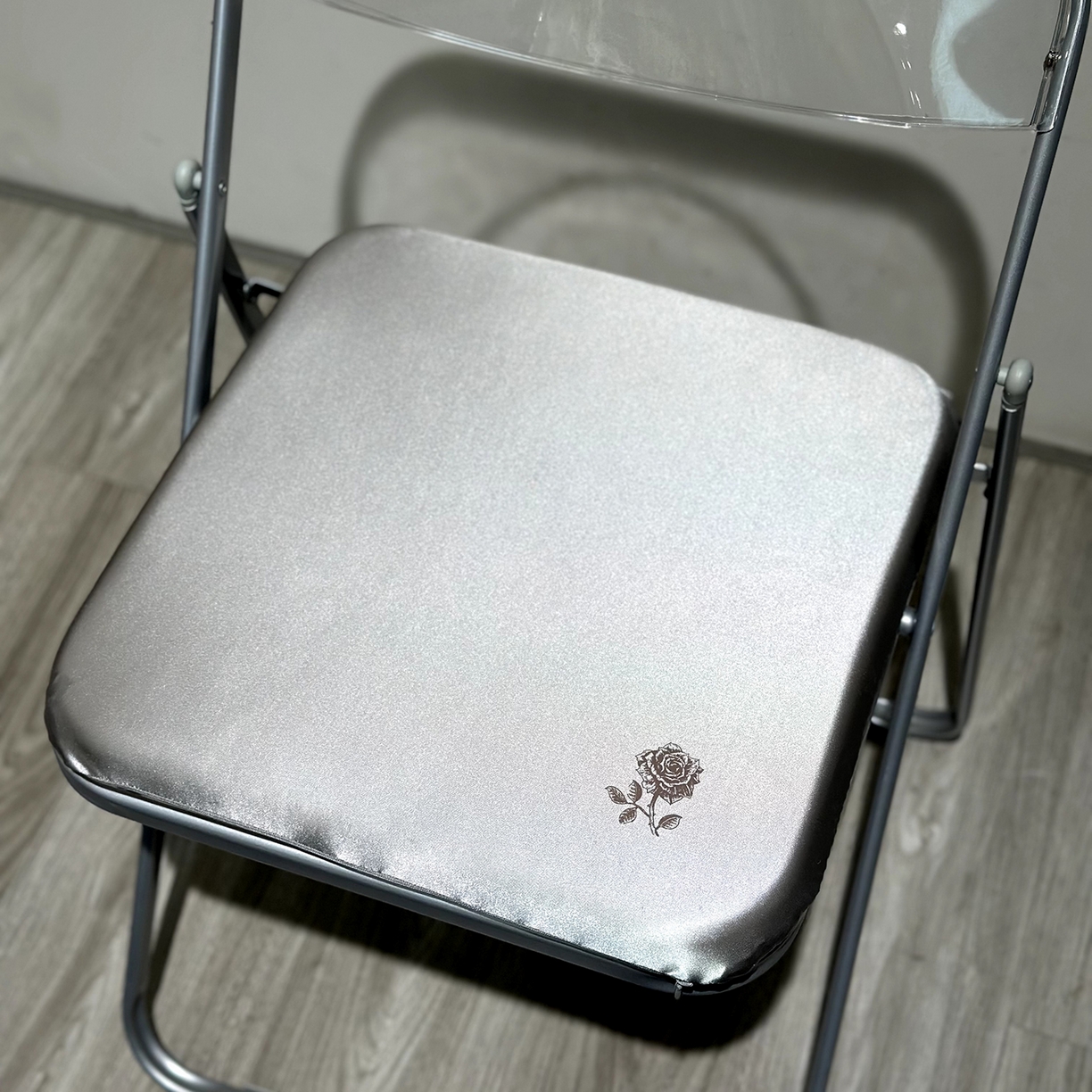 91家纺网 家纺一手货源 找家纺 座享家 2026新款玫瑰记忆棉方垫 银灰