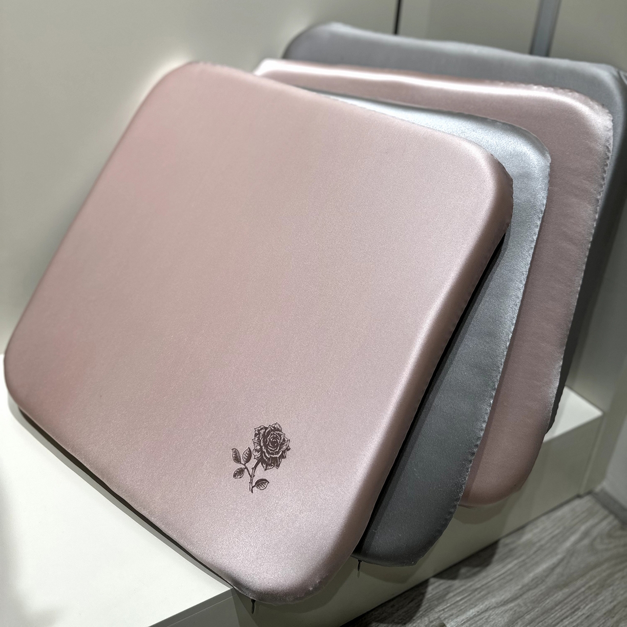 91家纺网 家纺一手货源 找家纺 座享家 2026新款玫瑰记忆棉方垫 银灰