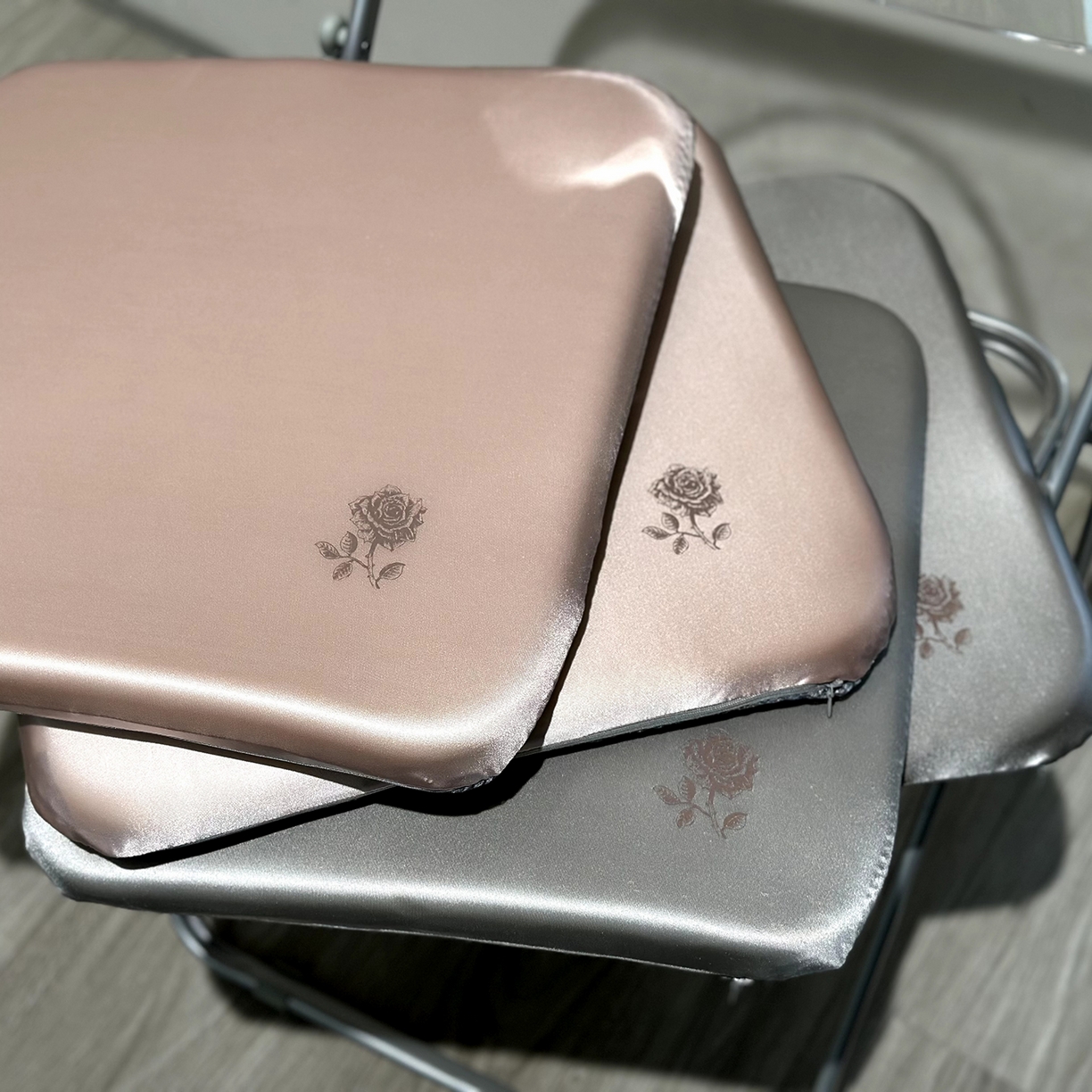 91家纺网 家纺一手货源 找家纺 座享家 2026新款玫瑰记忆棉方垫 银灰