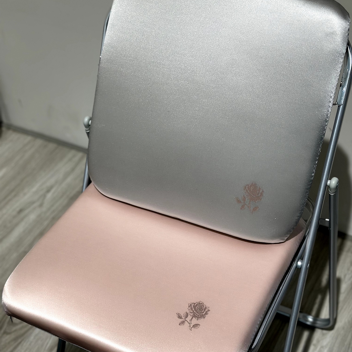 91家纺网 家纺一手货源 找家纺 座享家 2026新款玫瑰记忆棉方垫 银灰