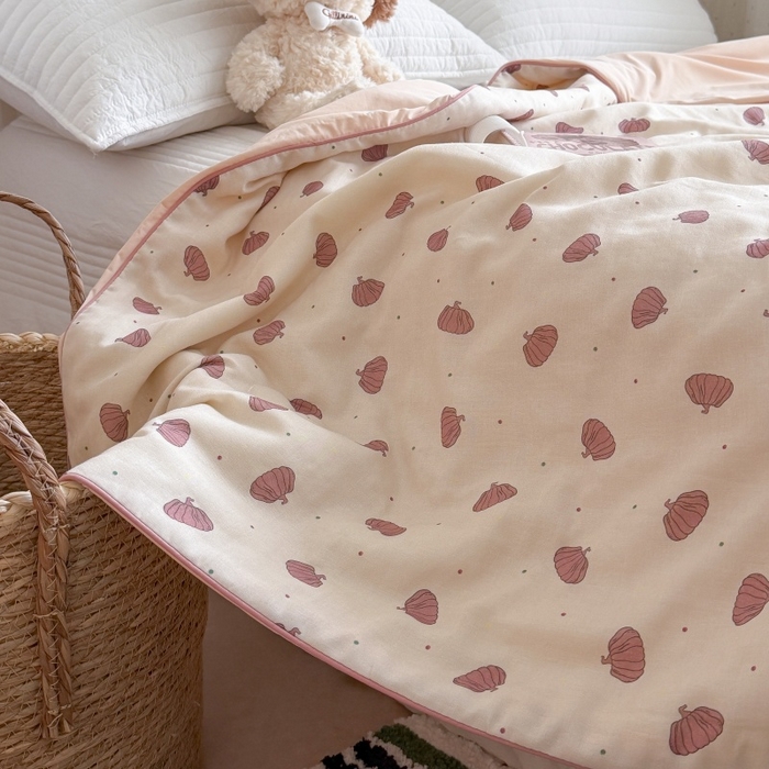 91家纺网 家纺一手货源 找家纺 暖生活 2026新款A类“冰纱”母婴级全棉纯棉双层纱夏被夏凉被空调被（礼盒包装） 粉南瓜