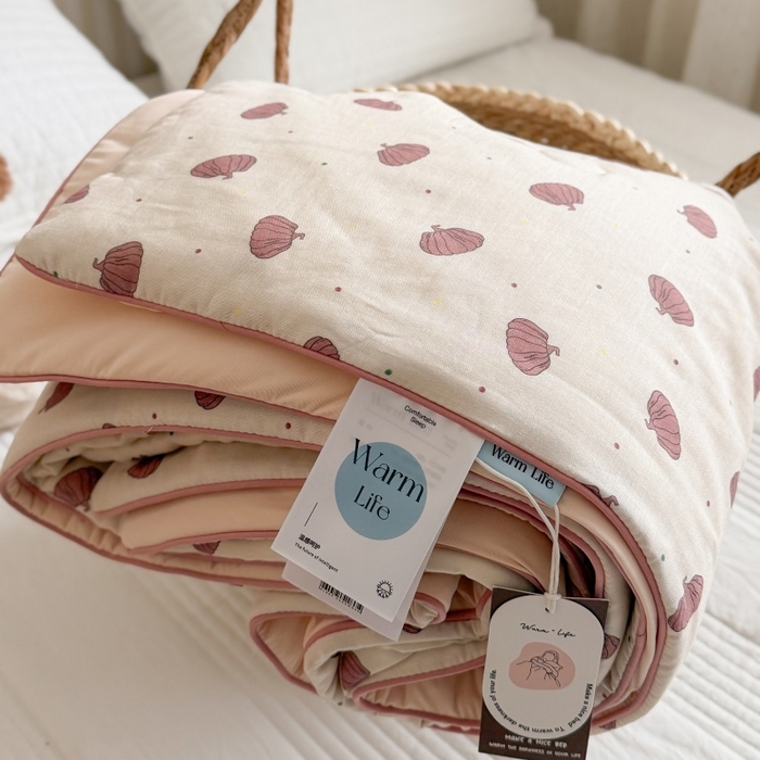 91家纺网 家纺一手货源 找家纺 暖生活 2026新款A类“冰纱”母婴级全棉纯棉双层纱夏被夏凉被空调被（礼盒包装） 粉南瓜