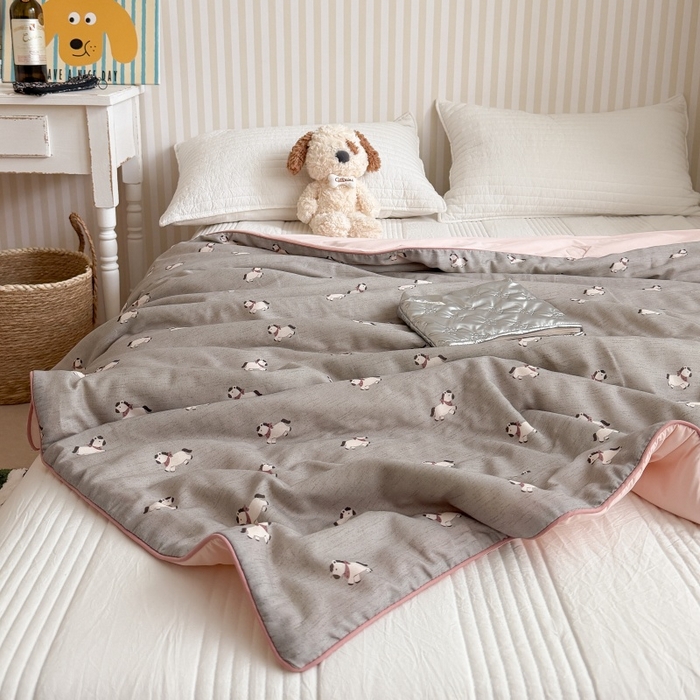 91家纺网 家纺一手货源 找家纺 暖生活 2026新款A类“冰纱”母婴级全棉纯棉双层纱夏被夏凉被空调被（礼盒包装） 灰调小马