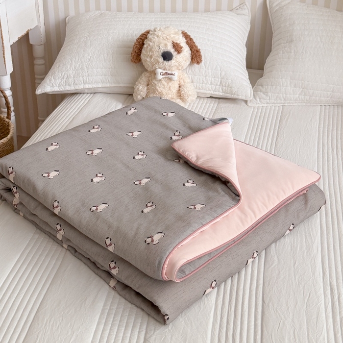 91家纺网 家纺一手货源 找家纺 暖生活 2026新款A类“冰纱”母婴级全棉纯棉双层纱夏被夏凉被空调被（礼盒包装） 灰调小马