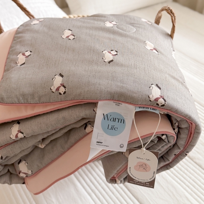 91家纺网 家纺一手货源 找家纺 暖生活 2026新款A类“冰纱”母婴级全棉纯棉双层纱夏被夏凉被空调被（礼盒包装） 灰调小马