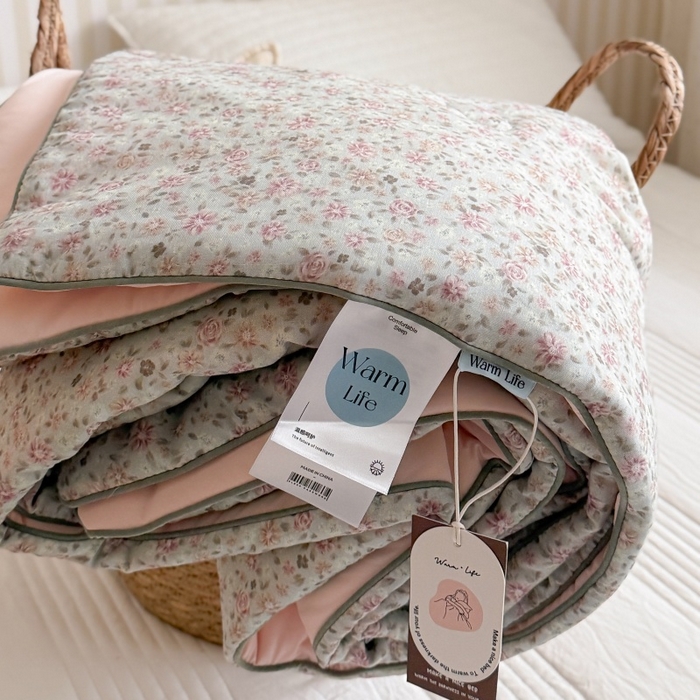 91家纺网 家纺一手货源 找家纺 暖生活 2026新款A类“冰纱”母婴级全棉纯棉双层纱夏被夏凉被空调被（礼盒包装） 绿野粉花