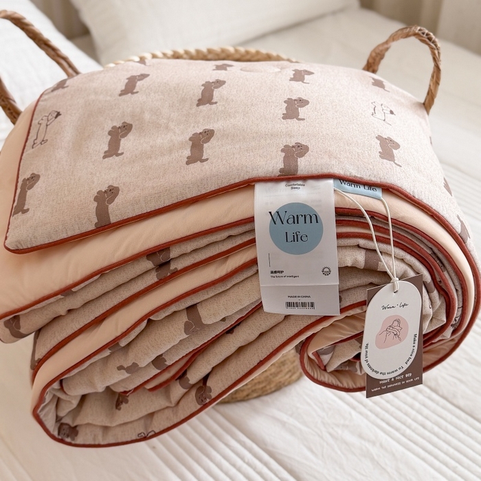91家纺网 家纺一手货源 找家纺 暖生活 2026新款A类“冰纱”母婴级全棉纯棉双层纱夏被夏凉被空调被（礼盒包装） 奶咖小狗