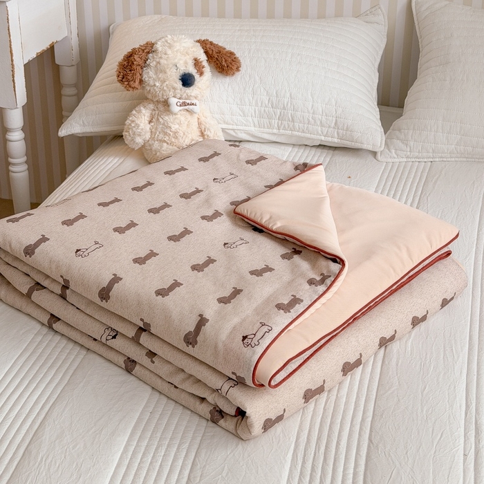 91家纺网 家纺一手货源 找家纺 暖生活 2026新款A类“冰纱”母婴级全棉纯棉双层纱夏被夏凉被空调被（礼盒包装） 奶咖小狗