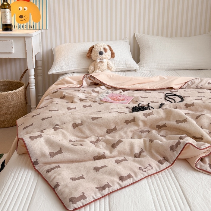 91家纺网 家纺一手货源 找家纺 暖生活 2026新款A类“冰纱”母婴级全棉纯棉双层纱夏被夏凉被空调被（礼盒包装） 奶咖小狗