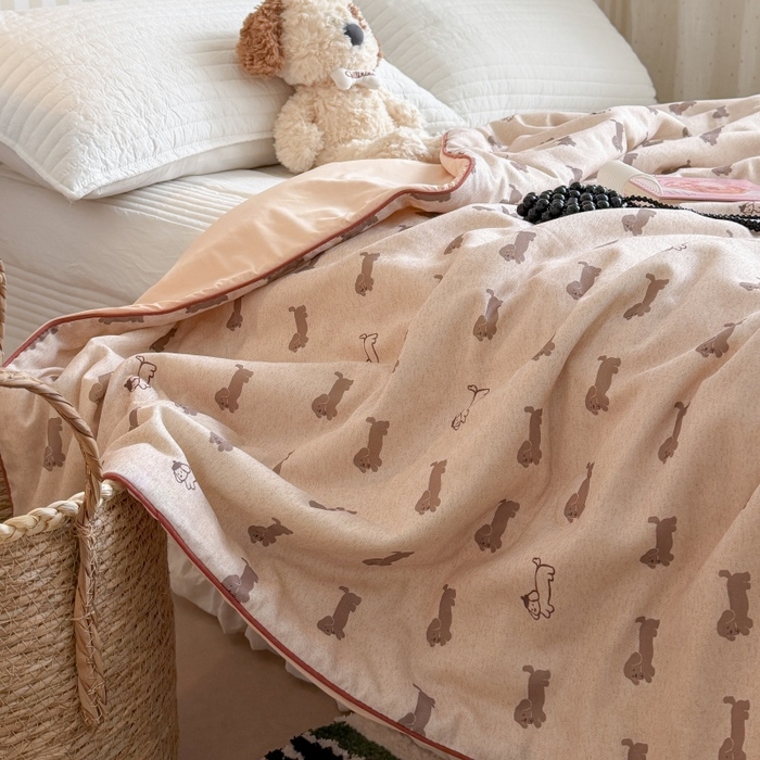 91家纺网 家纺一手货源 找家纺 暖生活 2026新款A类“冰纱”母婴级全棉纯棉双层纱夏被夏凉被空调被（礼盒包装） 奶咖小狗