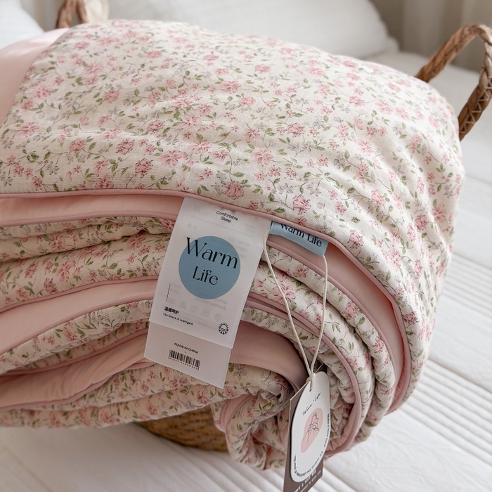 91家纺网 家纺一手货源 找家纺 暖生活 2026新款A类“冰纱”母婴级全棉纯棉双层纱夏被夏凉被空调被（礼盒包装） 桃枝枝