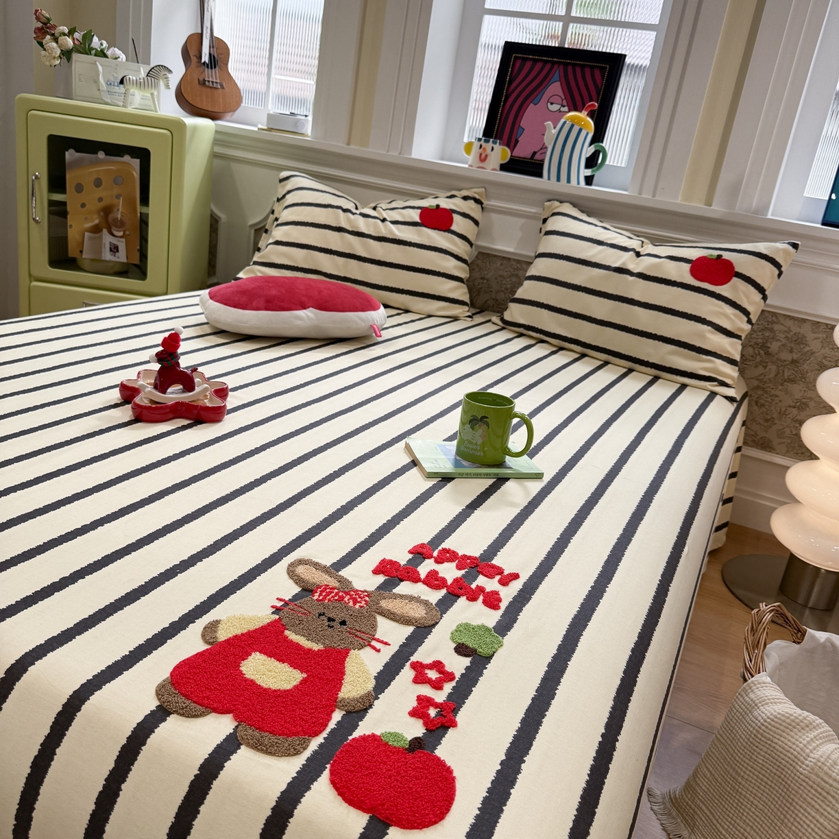 91家纺网 家纺一手货源 找家纺 觅糖家纺 2026新款大版卡通毛巾绣老粗布凉席席子系列 苹果小兔