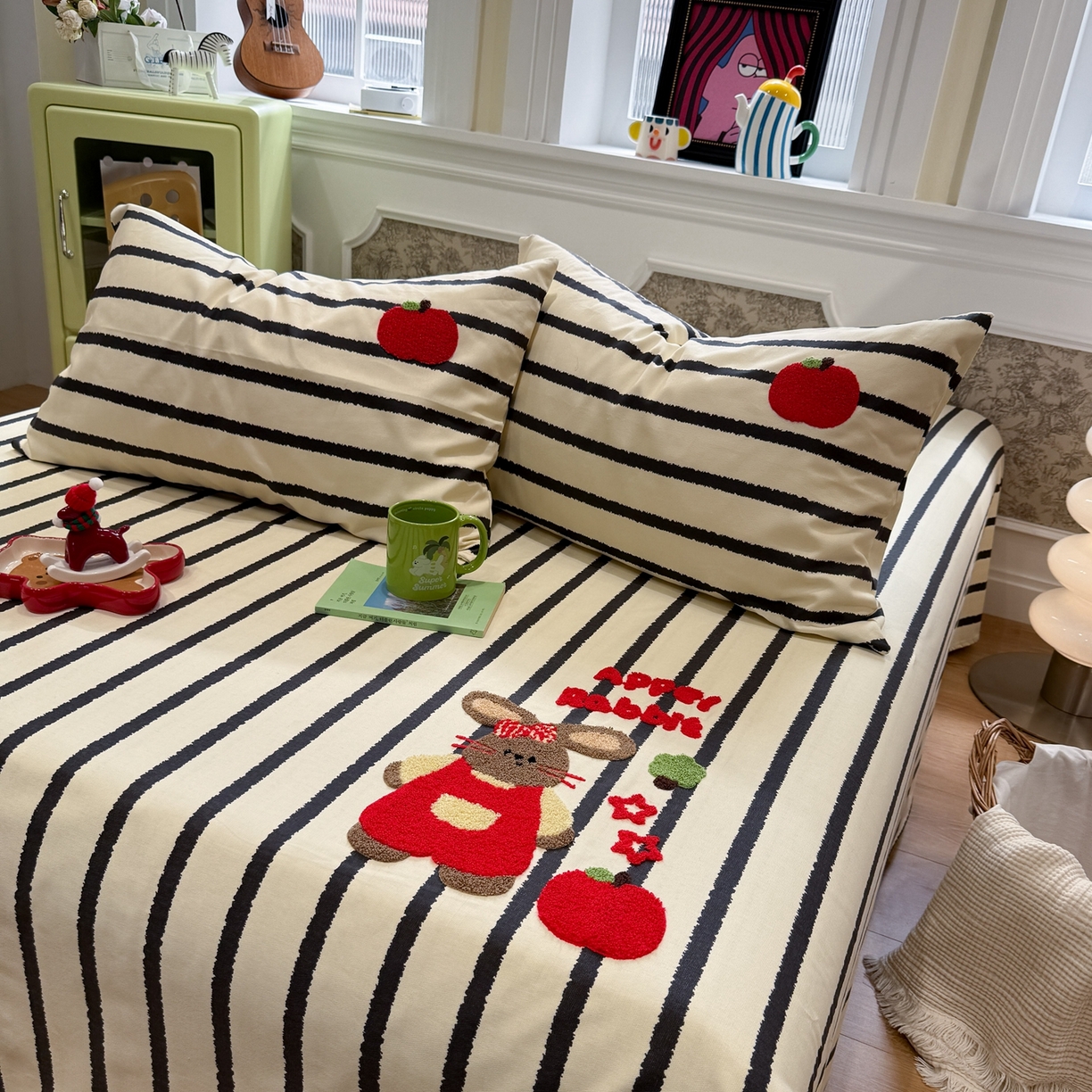 91家纺网 家纺一手货源 找家纺 觅糖家纺 2026新款大版卡通毛巾绣老粗布凉席席子系列 苹果小兔