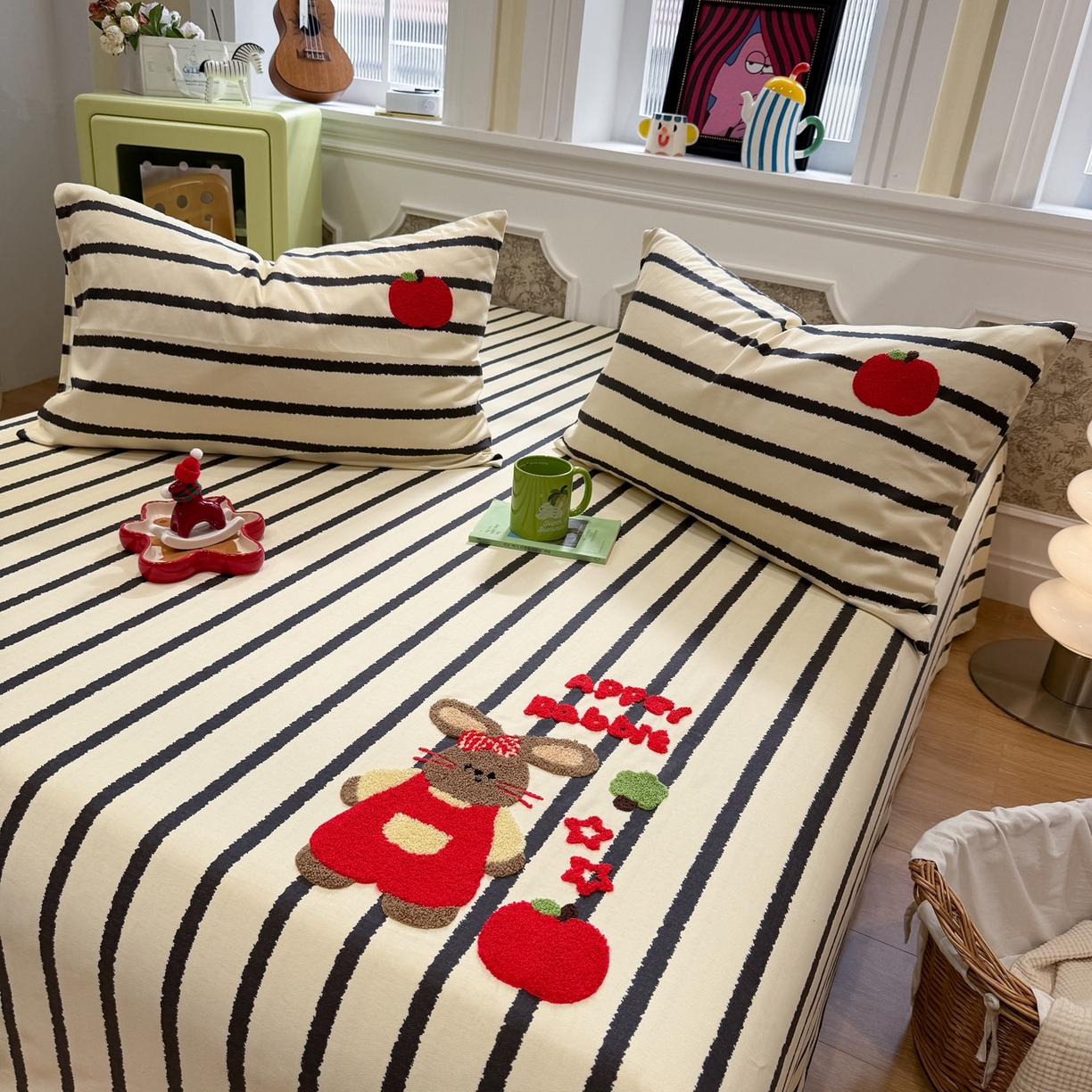 91家纺网 家纺一手货源 找家纺 觅糖家纺 2026新款大版卡通毛巾绣老粗布凉席席子系列 苹果小兔