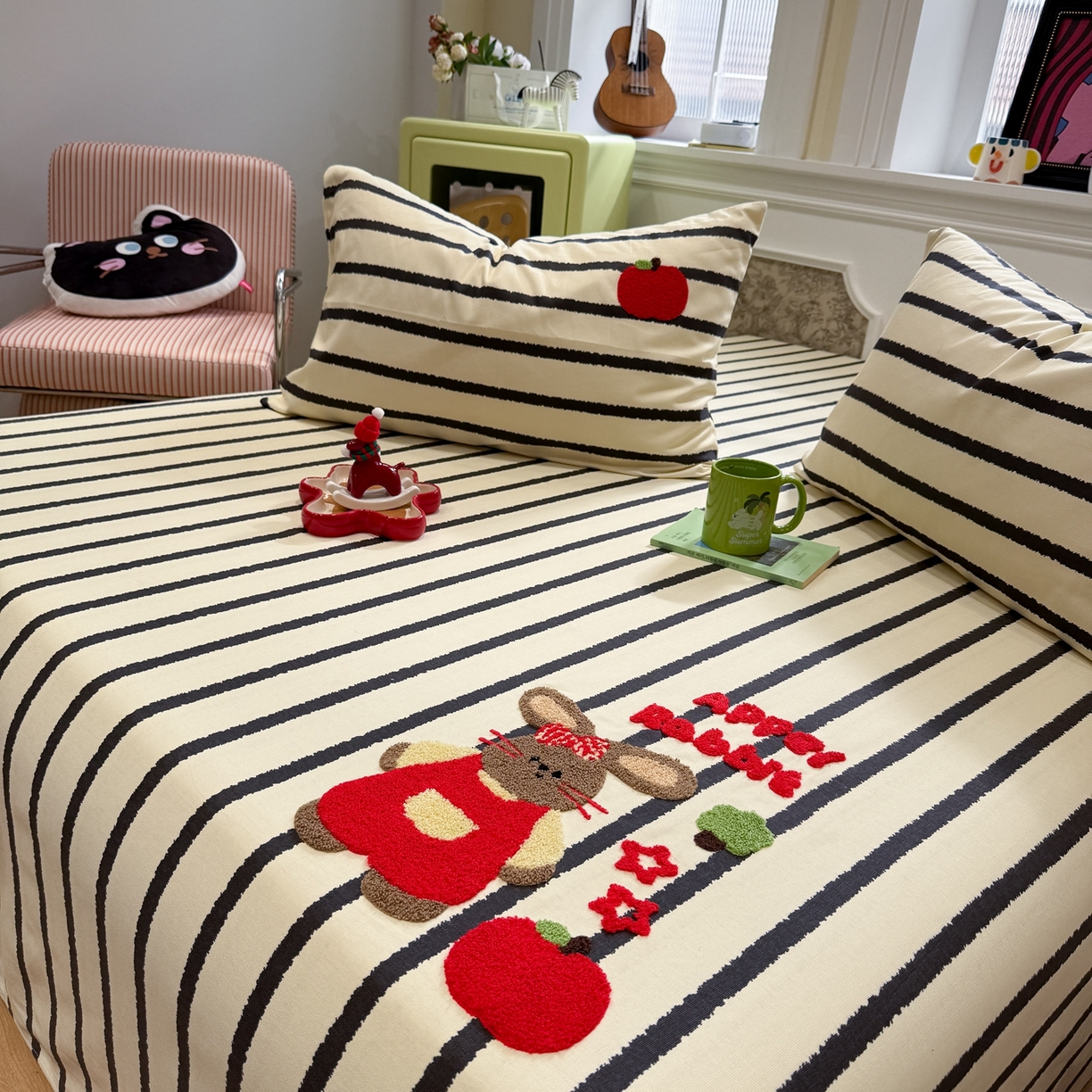 91家纺网 家纺一手货源 找家纺 觅糖家纺 2026新款大版卡通毛巾绣老粗布凉席席子系列 苹果小兔