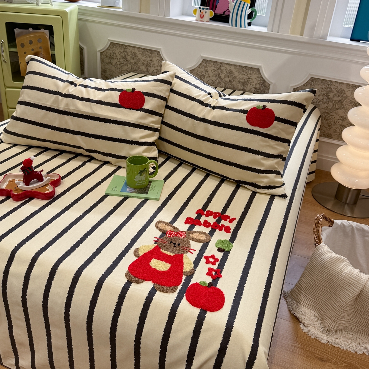 91家纺网 家纺一手货源 找家纺 觅糖家纺 2026新款大版卡通毛巾绣老粗布凉席席子系列 苹果小兔