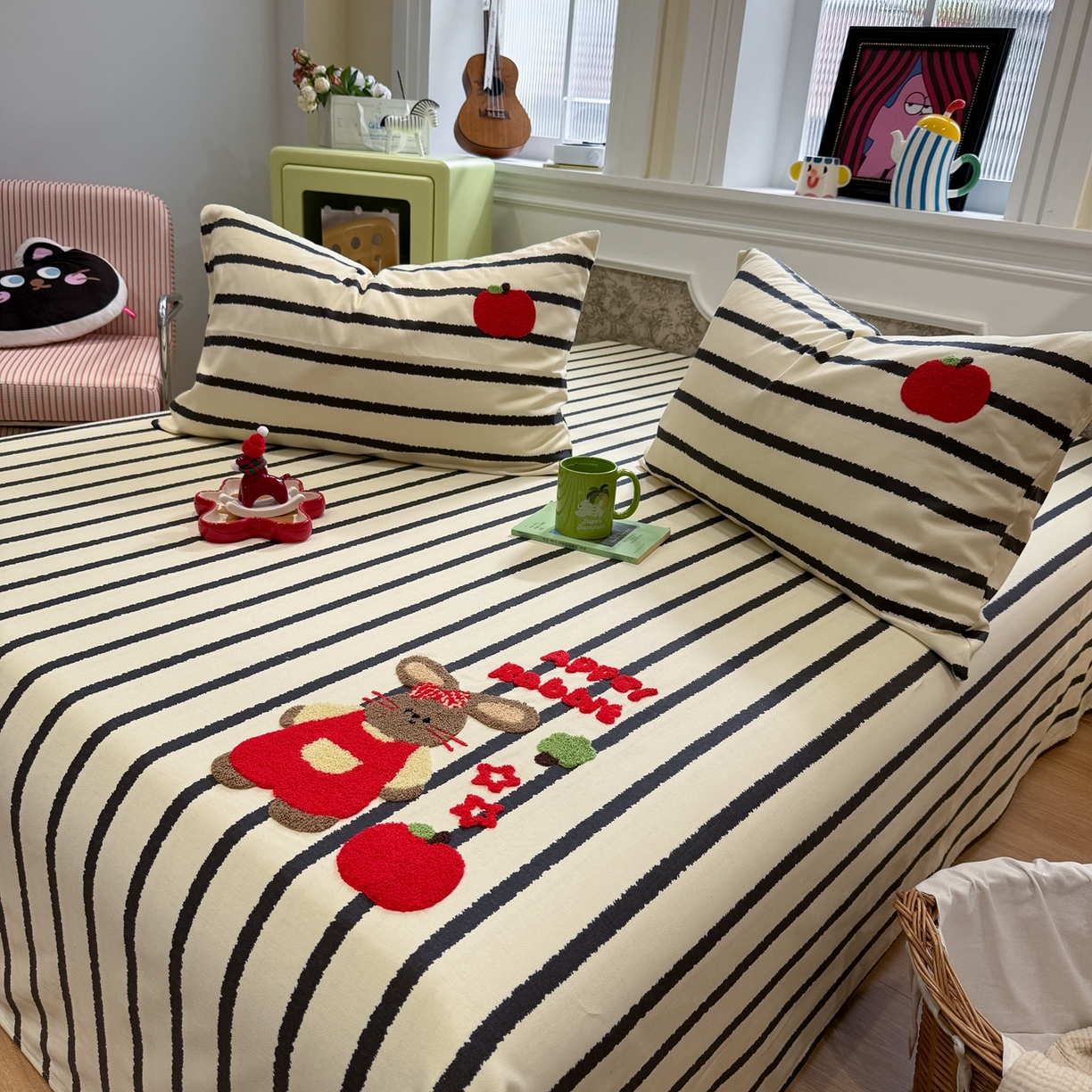 91家纺网 家纺一手货源 找家纺 觅糖家纺 2026新款大版卡通毛巾绣老粗布凉席席子系列 苹果小兔