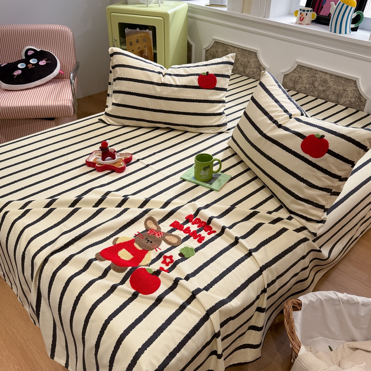 91家纺网 家纺一手货源 找家纺 觅糖家纺 2026新款大版卡通毛巾绣老粗布凉席席子系列 苹果小兔