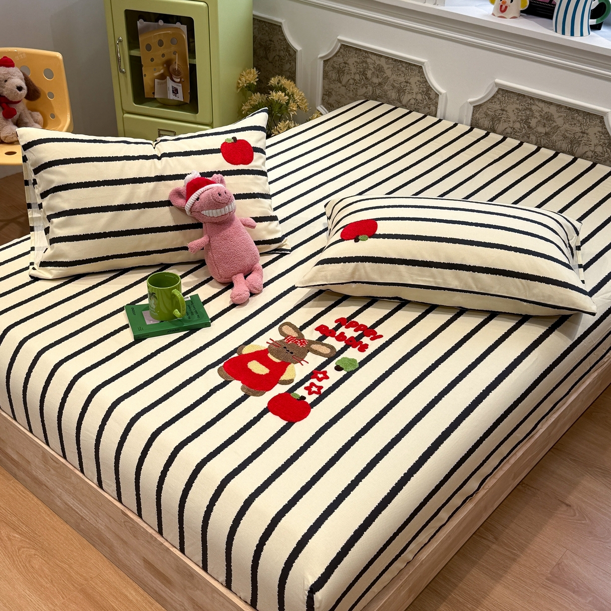 觅糖家纺 2026新款大版卡通毛巾绣老粗布凉席席子系列 苹果小兔