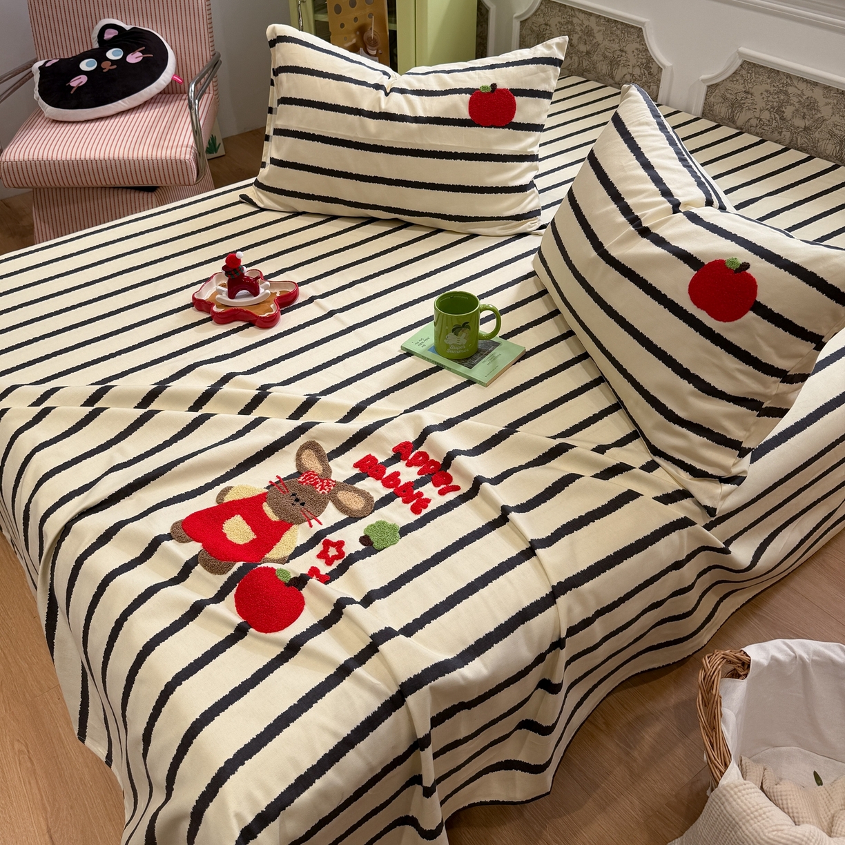 91家纺网 家纺一手货源 找家纺 觅糖家纺 2026新款大版卡通毛巾绣老粗布凉席席子系列 苹果小兔