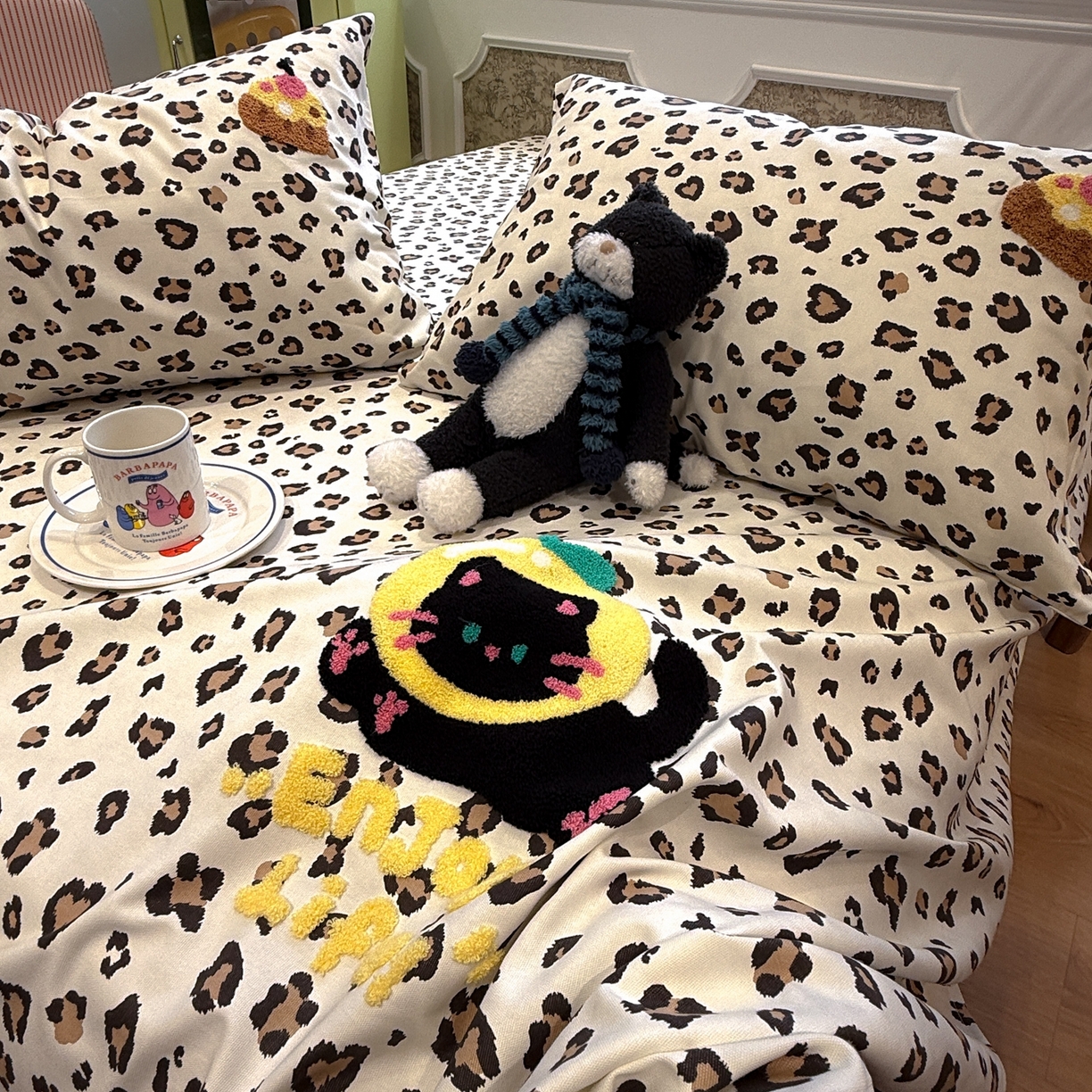 91家纺网 家纺一手货源 找家纺 觅糖家纺 2026新款大版卡通毛巾绣老粗布凉席席子系列 豹纹猫咪