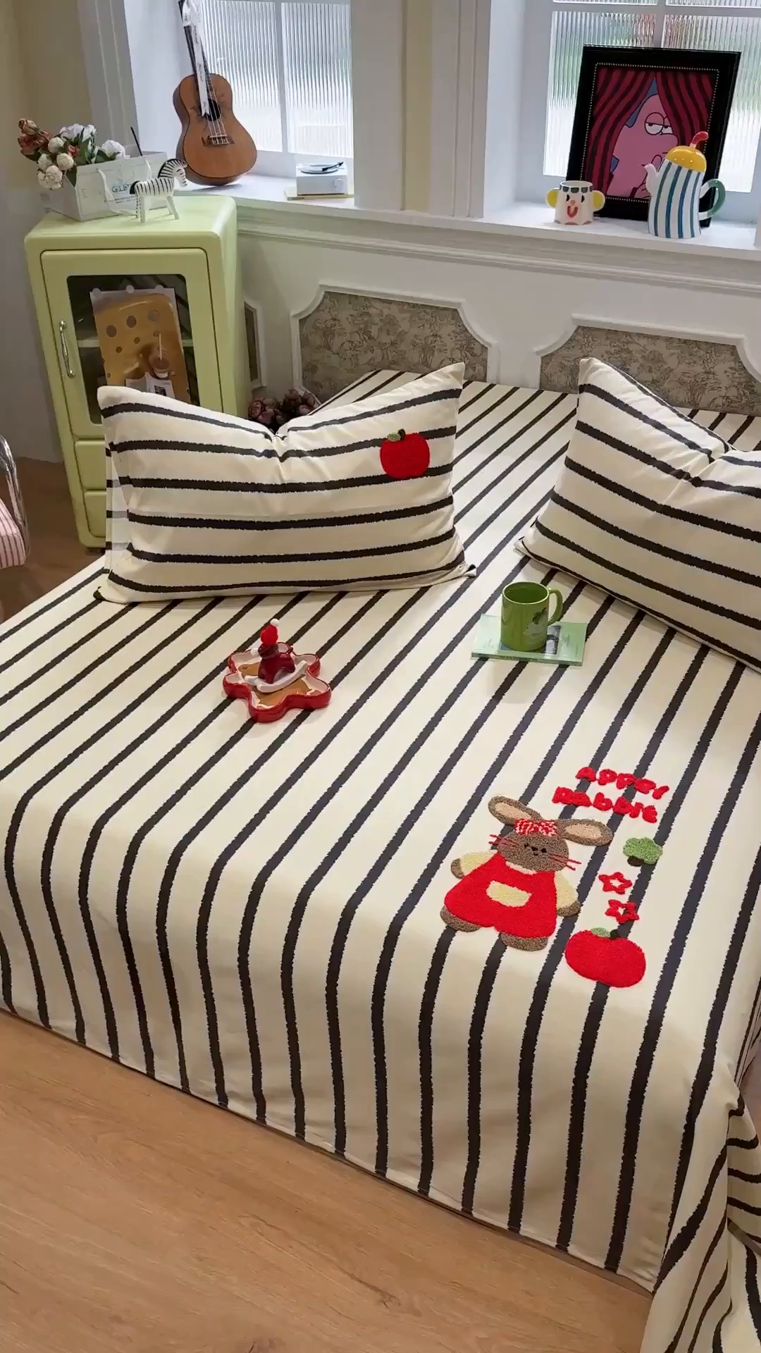 91家纺网 家纺一手货源 找家纺 觅糖家纺 2026新款大版卡通毛巾绣老粗布凉席席子系列 苹果小兔