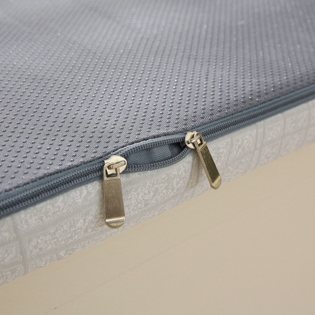 91家纺网 家纺一手货源 找家纺 共鸣沙发垫 2026新款冰豆豆条纹5厘米海绵飘窗垫系列 冰豆条纹灰色