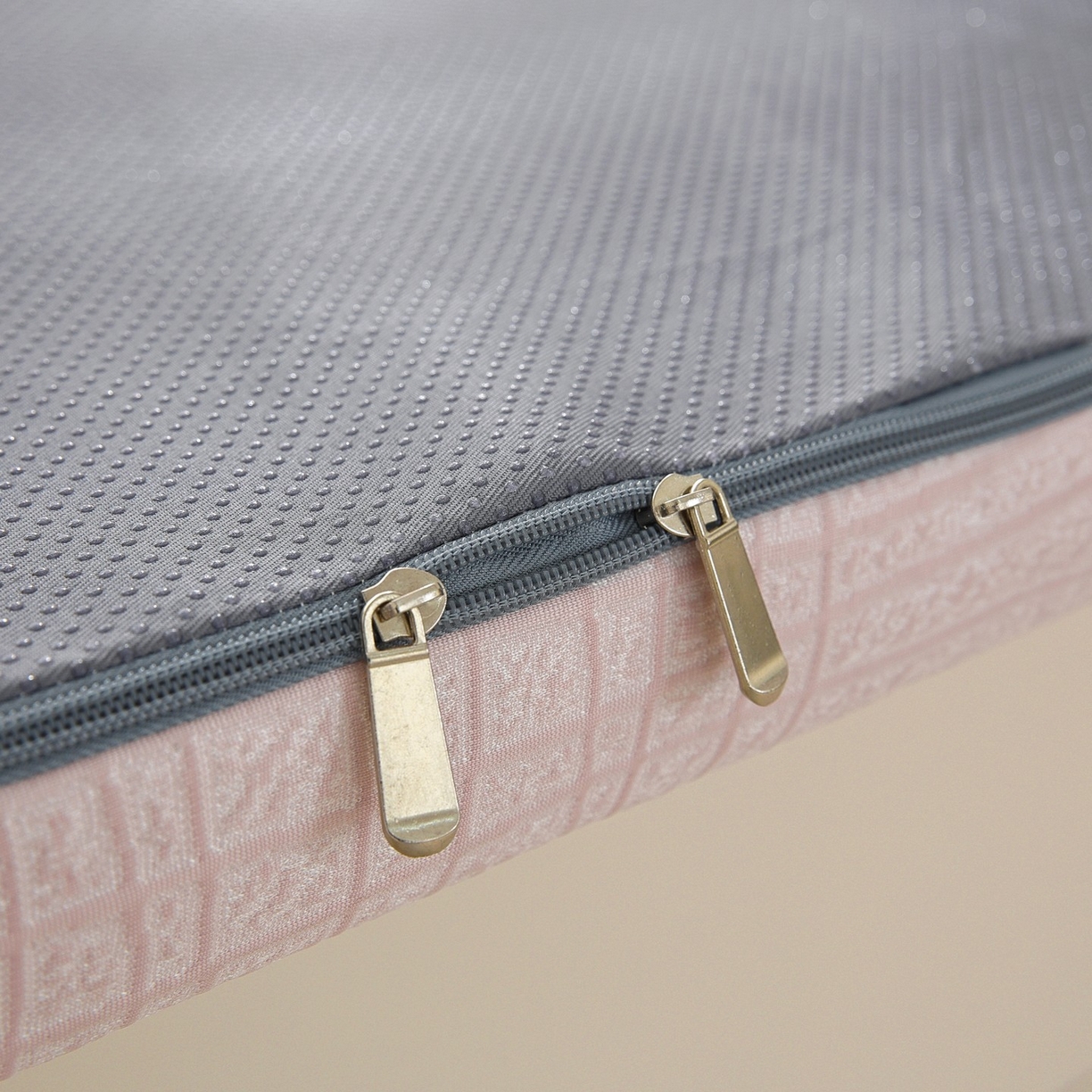 91家纺网 家纺一手货源 找家纺 共鸣沙发垫 2026新款冰豆豆条纹5厘米海绵飘窗垫系列 冰豆条纹粉色