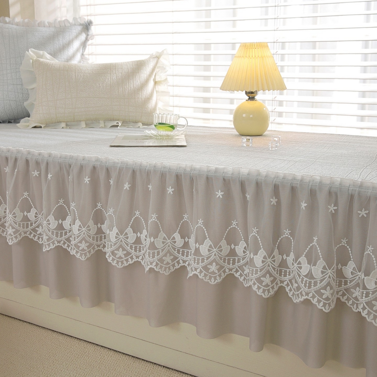 91家纺网 家纺一手货源 找家纺 共鸣沙发垫 2026新款冰豆条纹飘窗垫系列 冰豆条纹灰色