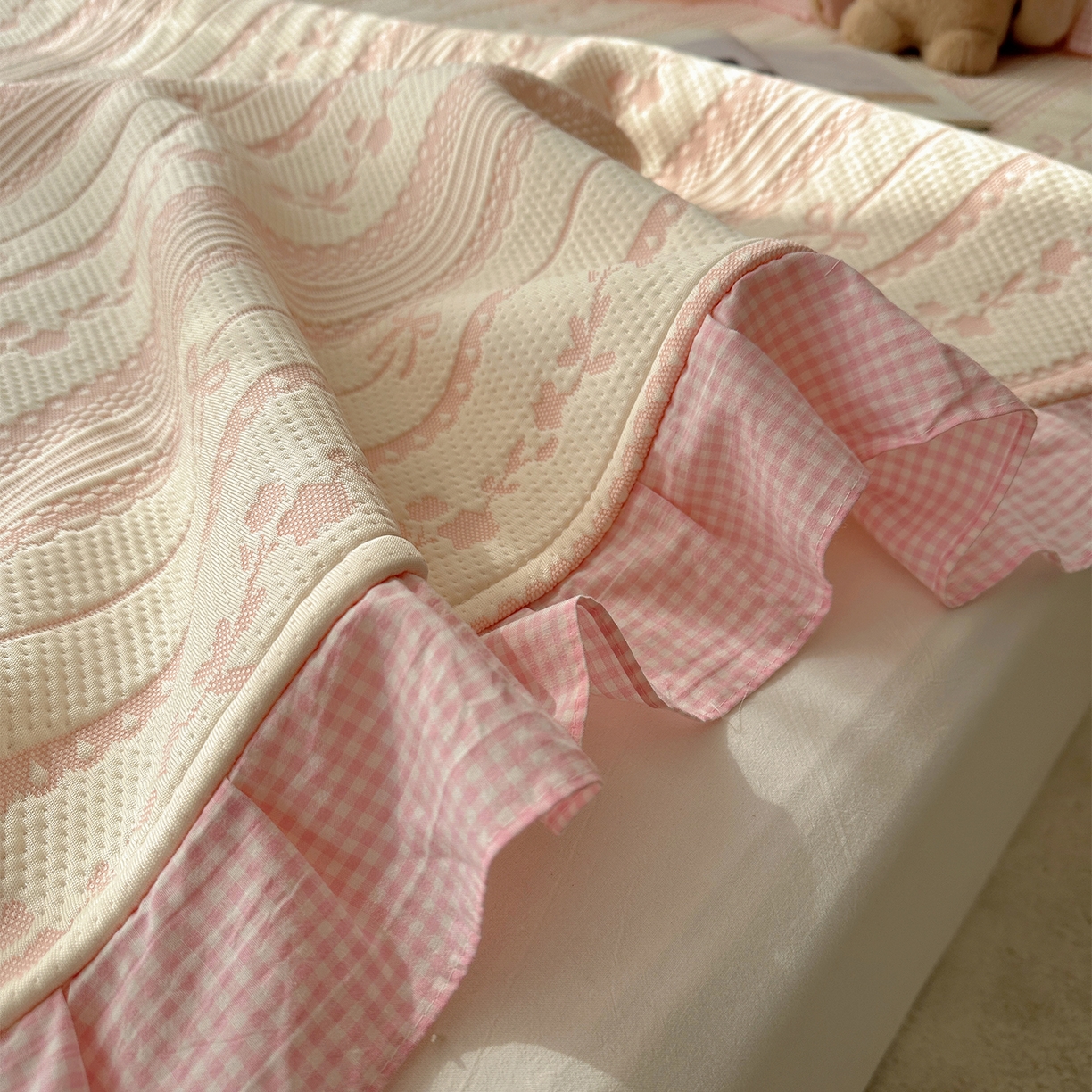 91家纺网 家纺一手货源 找家纺 桃子家居 2026新款A类韩版全棉色织花边工艺提花PE凉感凉席席子凉席三件套系列 PE花边席-采薇粉