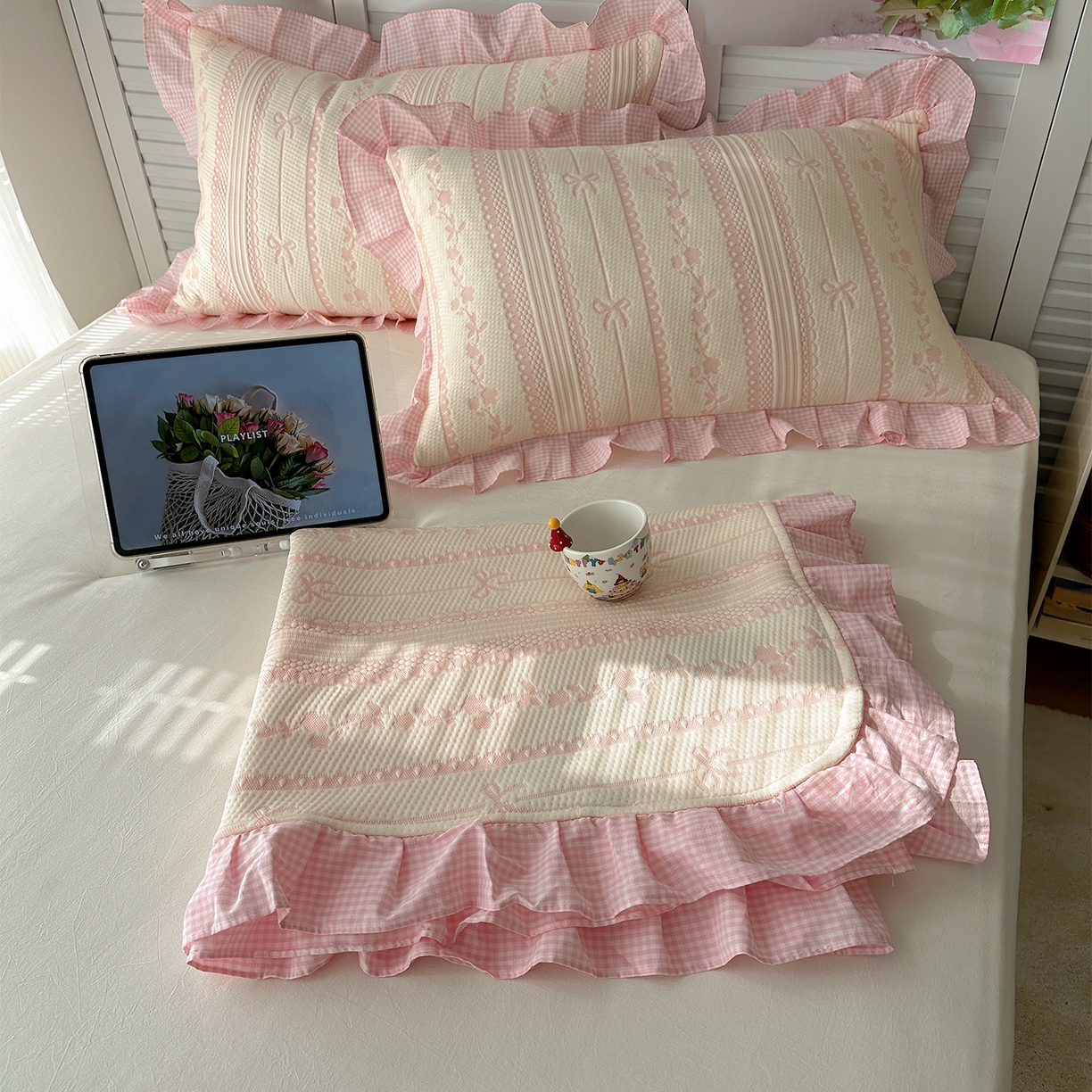 91家纺网 家纺一手货源 找家纺 桃子家居 2026新款A类韩版全棉色织花边工艺提花PE凉感凉席席子凉席三件套系列 PE花边席-采薇粉