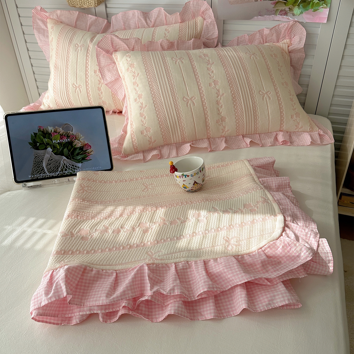 91家纺网 家纺一手货源 找家纺 桃子家居 2026新款A类韩版全棉色织花边工艺提花PE凉感凉席席子凉席三件套系列 PE花边席-采薇粉