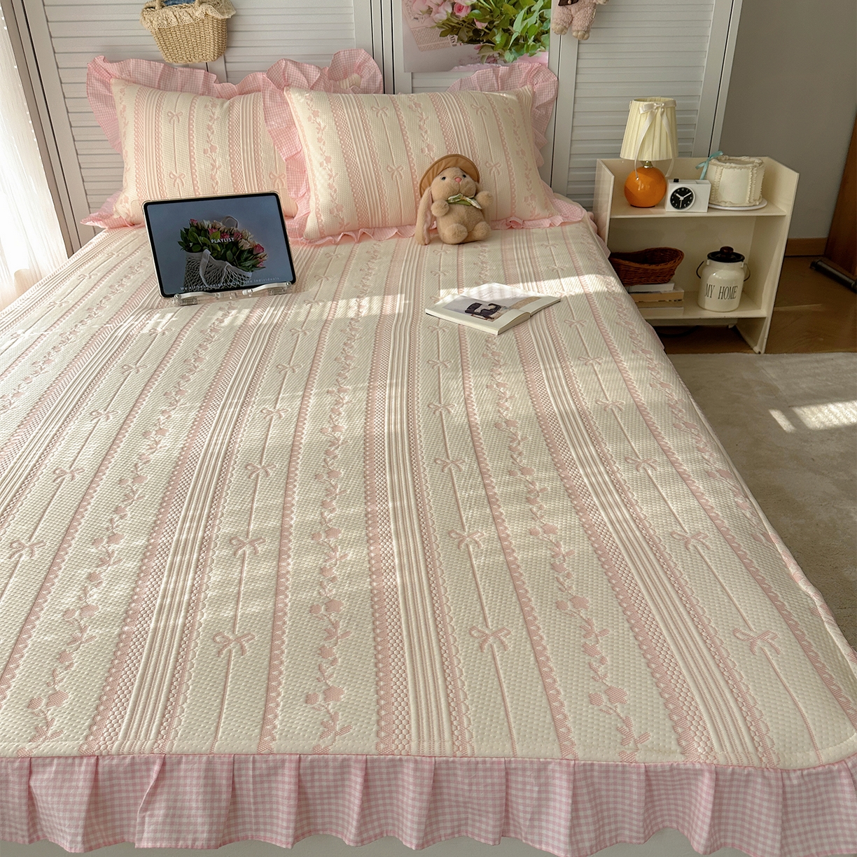 91家纺网 家纺一手货源 找家纺 桃子家居 2026新款A类韩版全棉色织花边工艺提花PE凉感凉席席子凉席三件套系列 PE花边席-采薇粉