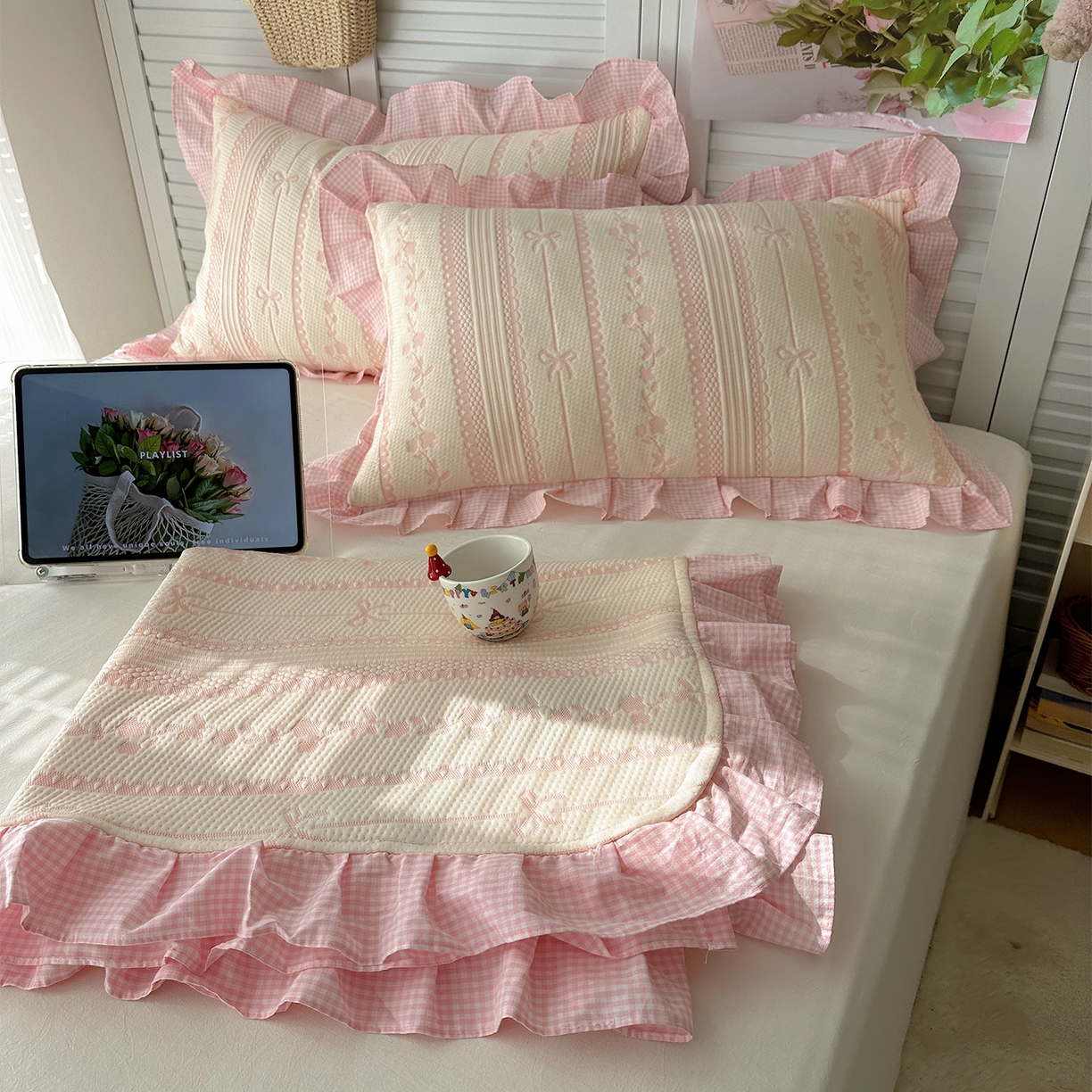 91家纺网 家纺一手货源 找家纺 桃子家居 2026新款A类韩版全棉色织花边工艺提花PE凉感凉席席子凉席三件套系列 PE花边席-采薇粉