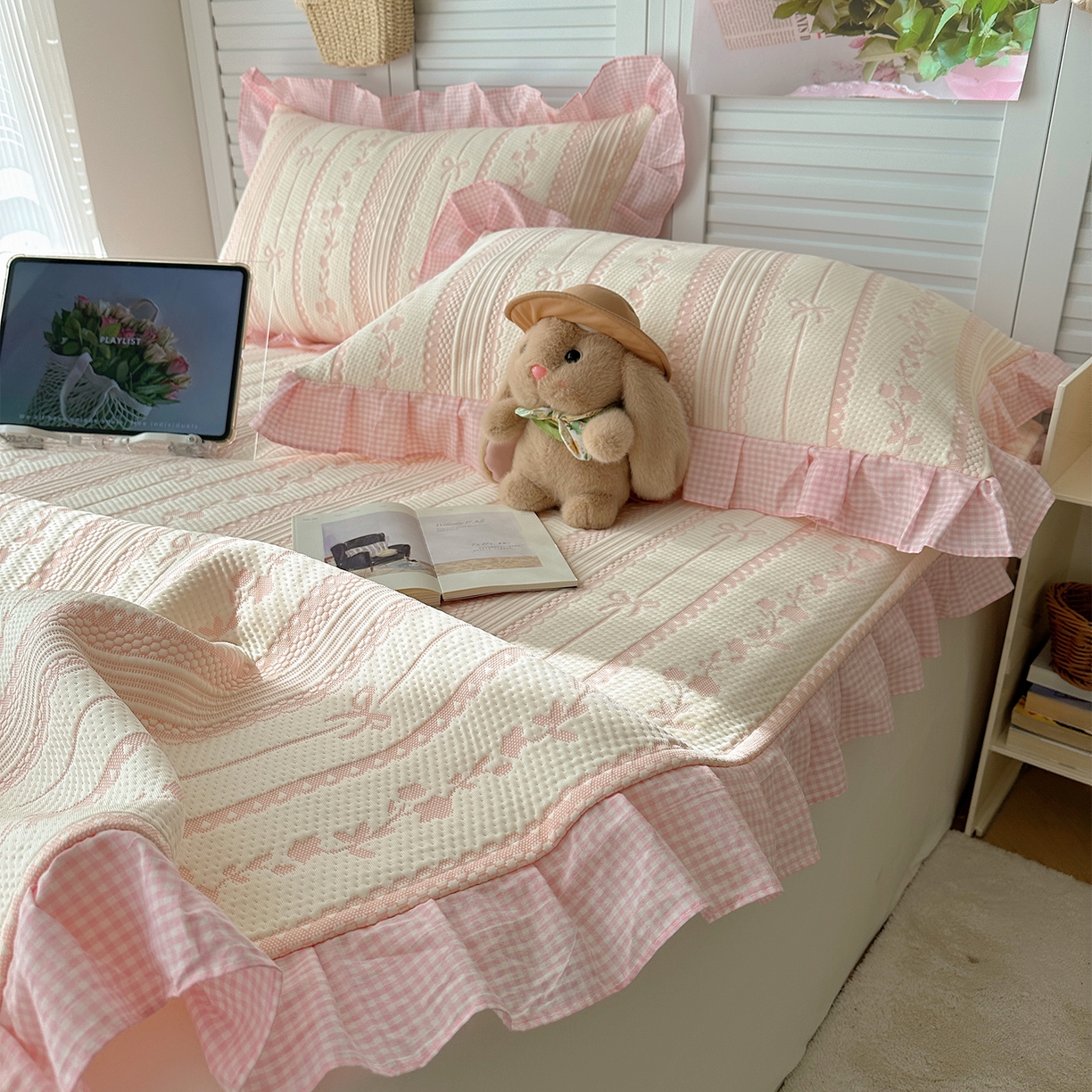 91家纺网 家纺一手货源 找家纺 桃子家居 2026新款A类韩版全棉色织花边工艺提花PE凉感凉席席子凉席三件套系列 PE花边席-采薇粉