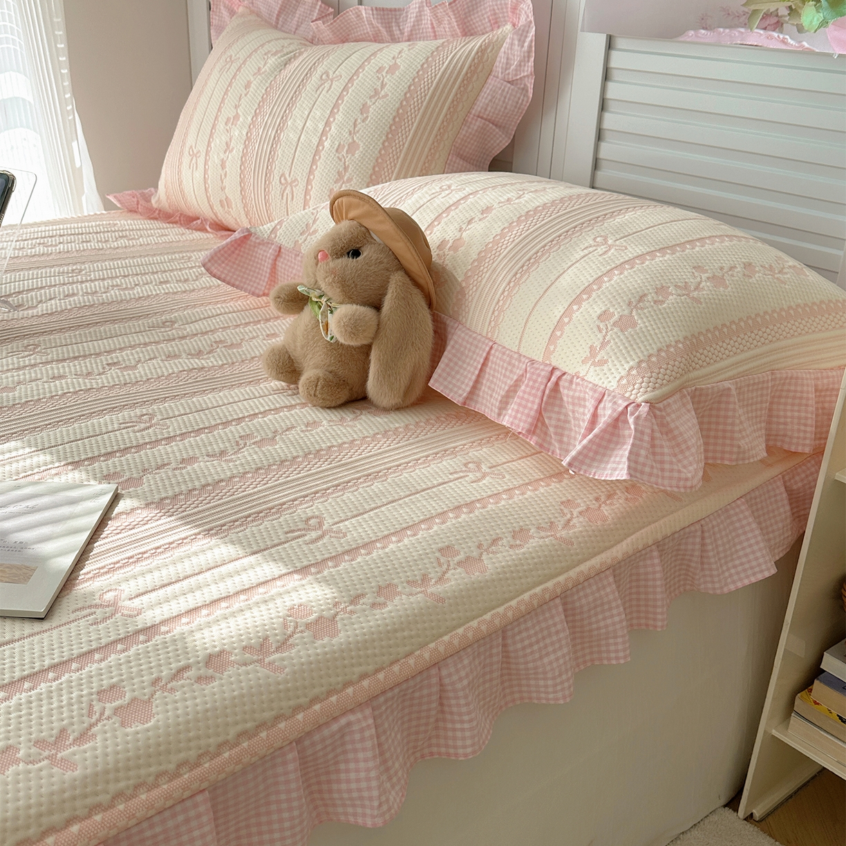 91家纺网 家纺一手货源 找家纺 桃子家居 2026新款A类韩版全棉色织花边工艺提花PE凉感凉席席子凉席三件套系列 PE花边席-采薇粉