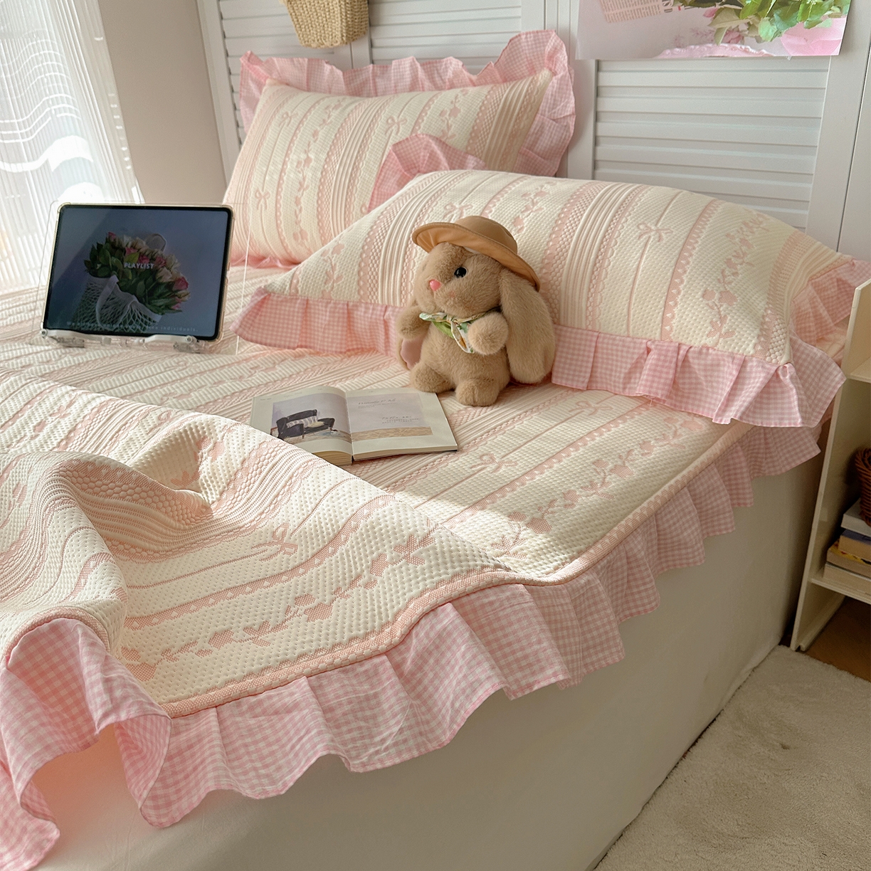 91家纺网 家纺一手货源 找家纺 桃子家居 2026新款A类韩版全棉色织花边工艺提花PE凉感凉席席子凉席三件套系列 PE花边席-采薇粉