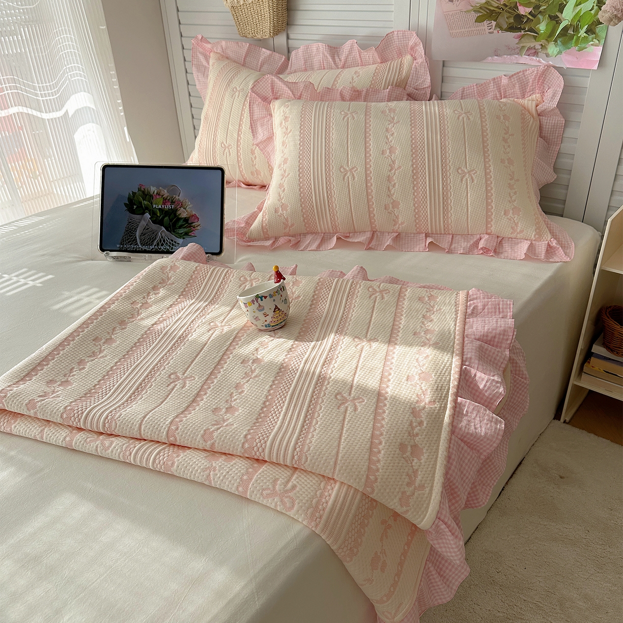 91家纺网 家纺一手货源 找家纺 桃子家居 2026新款A类韩版全棉色织花边工艺提花PE凉感凉席席子凉席三件套系列 PE花边席-采薇粉