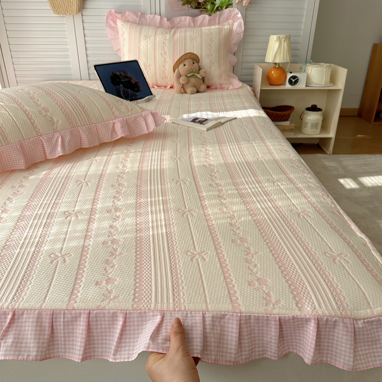 91家纺网 家纺一手货源 找家纺 桃子家居 2026新款A类韩版全棉色织花边工艺提花PE凉感凉席席子凉席三件套系列 PE花边席-采薇粉