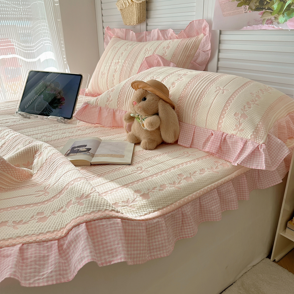 91家纺网 家纺一手货源 找家纺 桃子家居 2026新款A类韩版全棉色织花边工艺提花PE凉感凉席席子凉席三件套系列 PE花边席-采薇粉