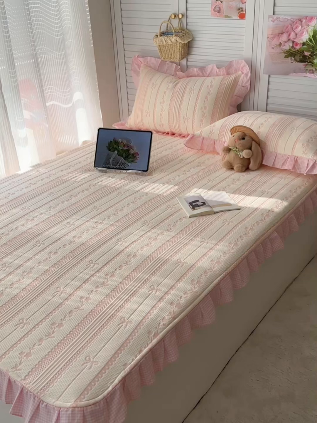 91家纺网 家纺一手货源 找家纺 桃子家居 2026新款A类韩版全棉色织花边工艺提花PE凉感凉席席子凉席三件套系列 PE花边席-采薇粉