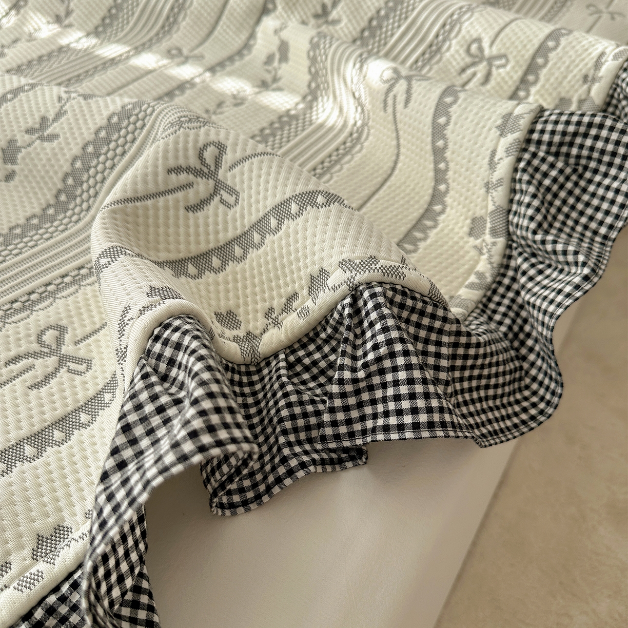 91家纺网 家纺一手货源 找家纺 桃子家居 2026新款A类韩版全棉色织花边工艺提花PE凉感凉席席子凉席三件套系列 PE花边席-采薇灰