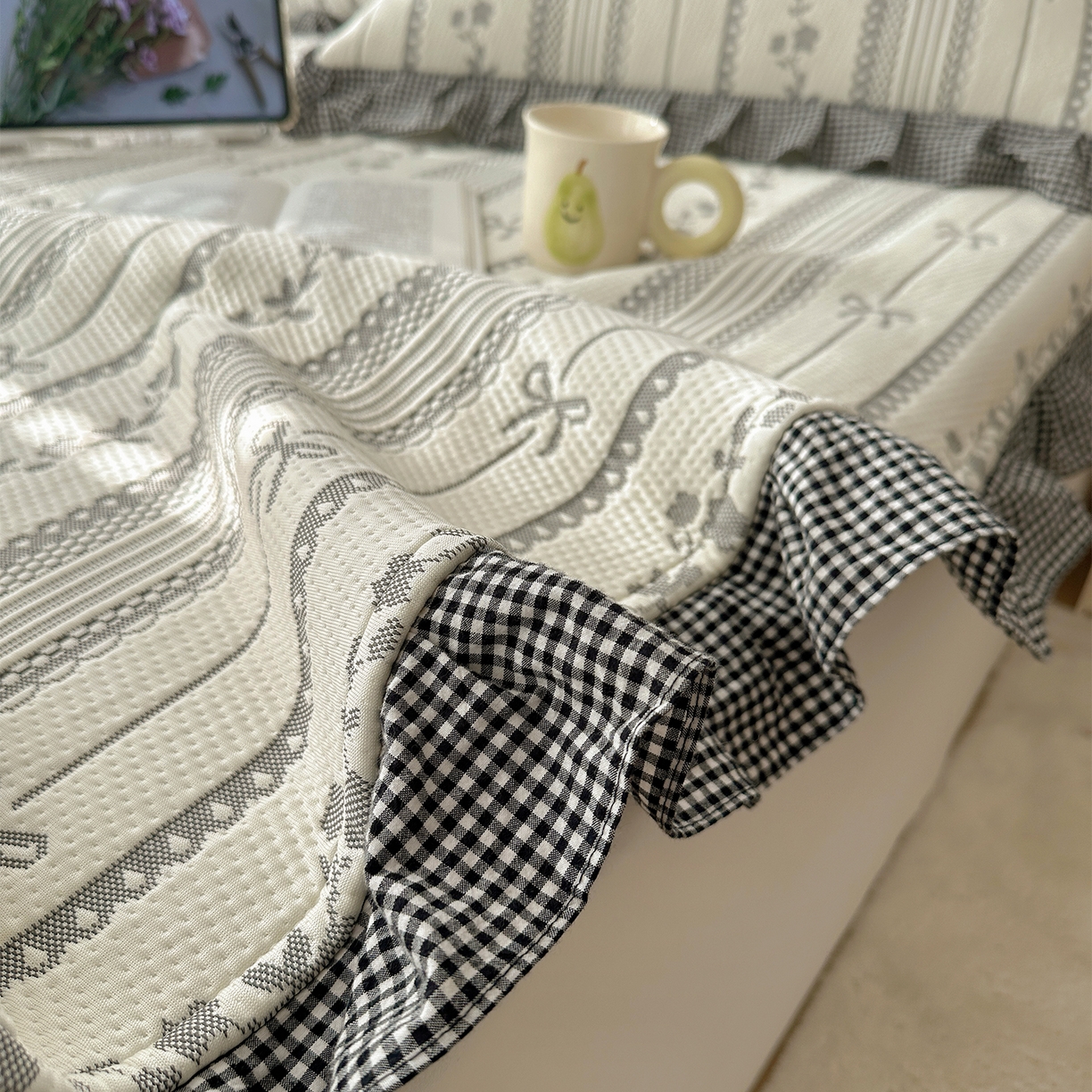 91家纺网 家纺一手货源 找家纺 桃子家居 2026新款A类韩版全棉色织花边工艺提花PE凉感凉席席子凉席三件套系列 PE花边席-采薇灰