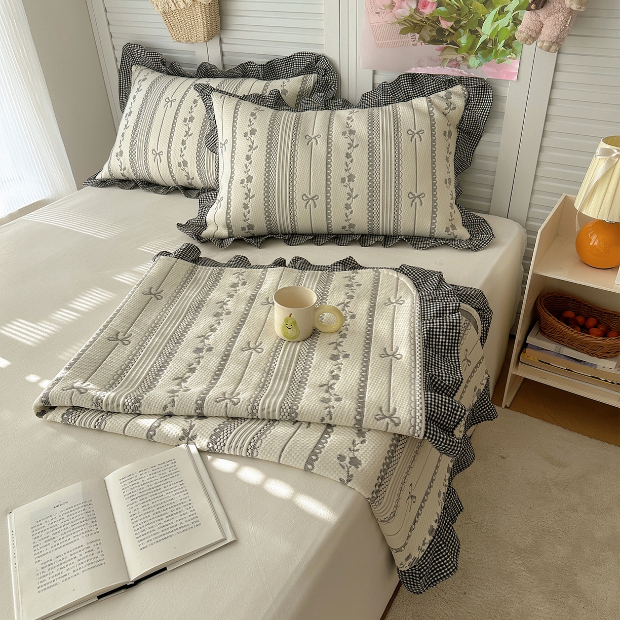 91家纺网 家纺一手货源 找家纺 桃子家居 2026新款A类韩版全棉色织花边工艺提花PE凉感凉席席子凉席三件套系列 PE花边席-采薇灰