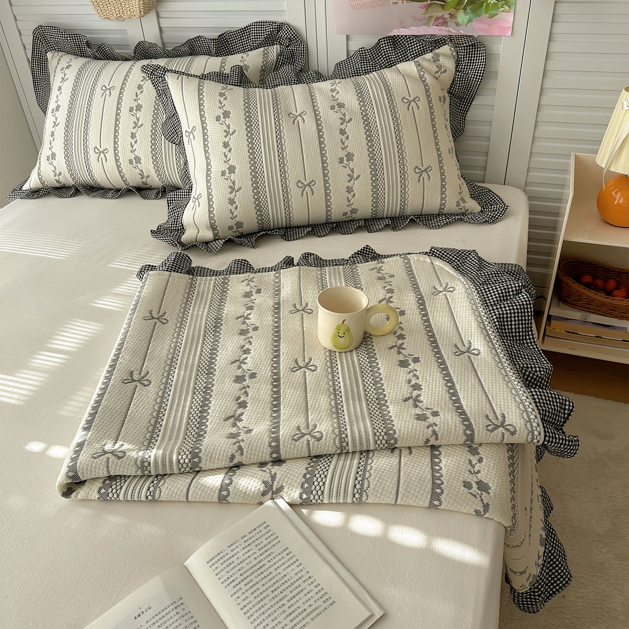 91家纺网 家纺一手货源 找家纺 桃子家居 2026新款A类韩版全棉色织花边工艺提花PE凉感凉席席子凉席三件套系列 PE花边席-采薇灰